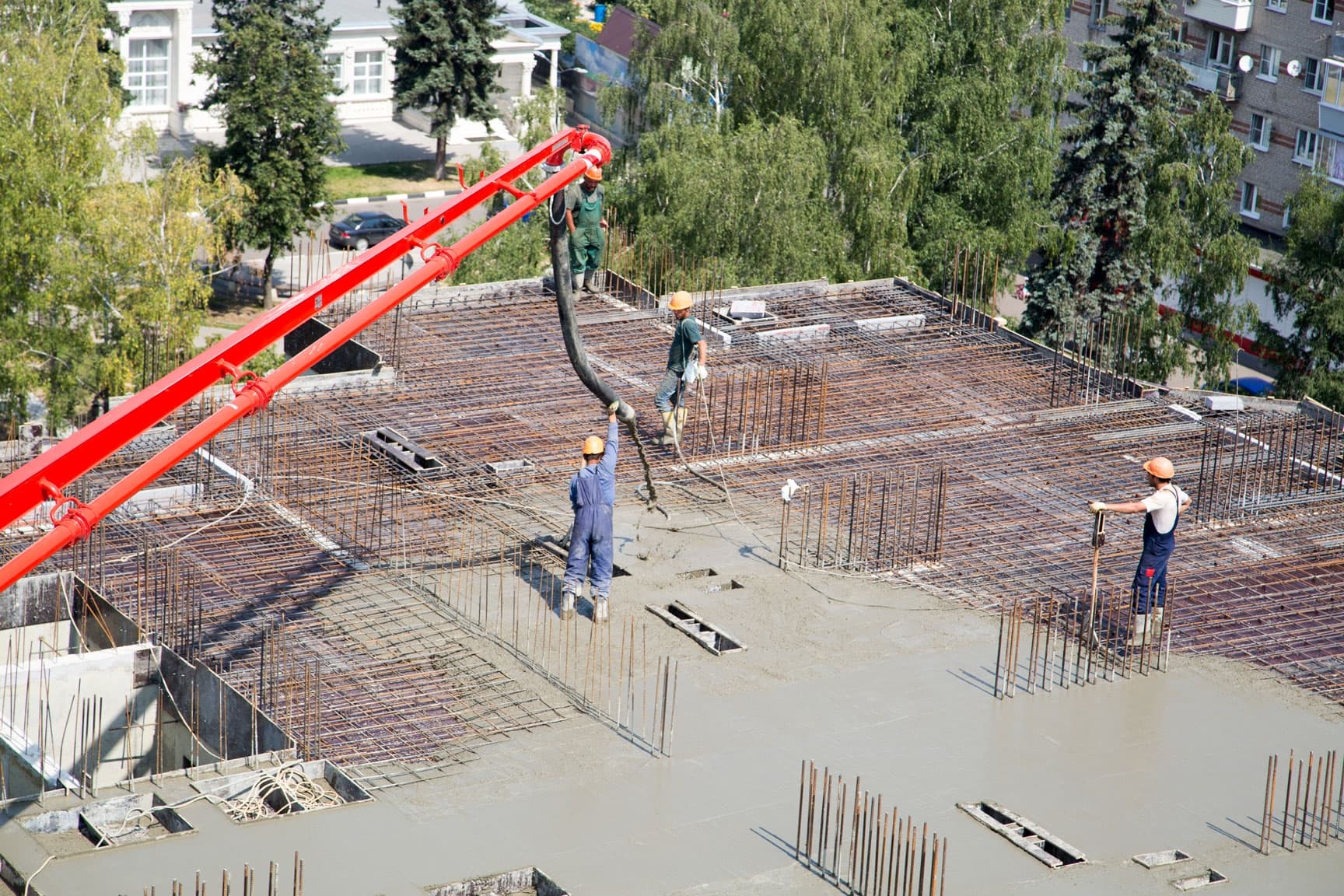 распределение бетонной смеси на перекрытии 12 этажа